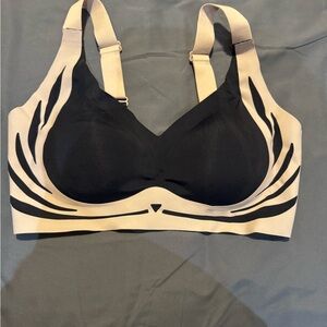Black and Cream Women's Bra Size 2XL New without tags.